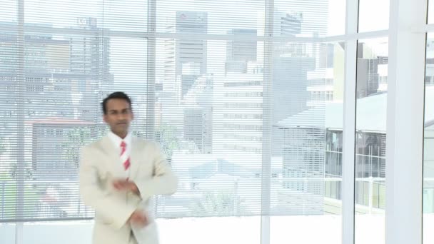 Business walking to the office with folded arms and smiling — Stock Video