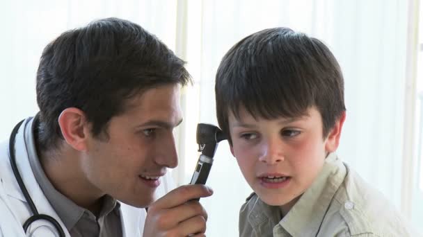 Primer plano del médico examinando las orejas del niño — Vídeos de Stock