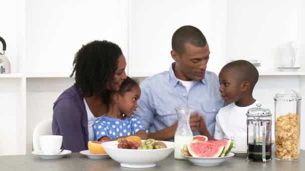 Padres e hijos afroamericanos desayunando saludablemente en la cocina — Vídeo de stock