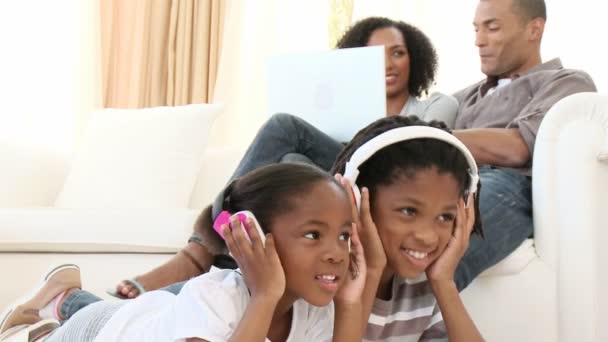 Afroamerikanische Kinder hören die Musik zu Hause — Stockvideo