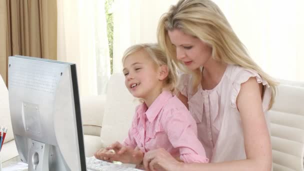 Moeder en dochter met behulp van een computer — Stockvideo