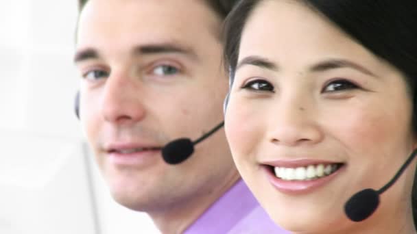 Man en vrouw die werkt in een callcenter — Stockvideo