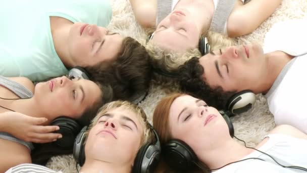 Grupo de adolescentes ouvindo música — Vídeo de Stock