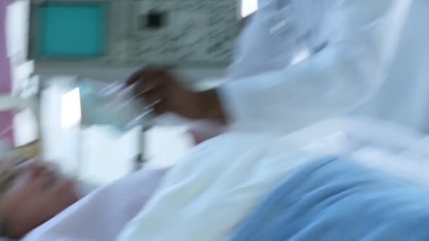 Врач, обслуживающий пожилого пациента в больнице — стоковое видео