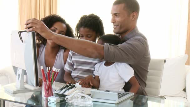 電話会議を持っているアフリカ系アメリカ人の家族 — ストック動画