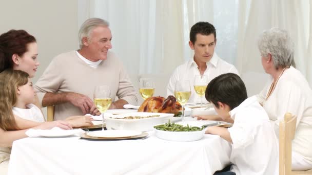 Familia hablando en su cena de Navidad — Vídeo de stock