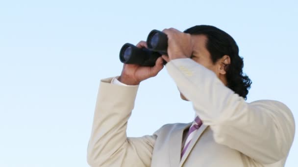 Elegante uomo d'affari che guarda attraverso il binocolo — Video Stock