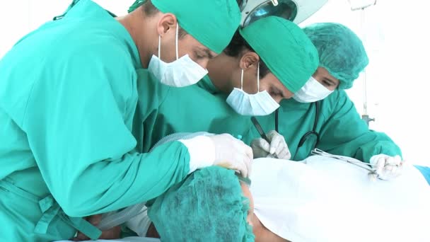 Chirurgové operující na pacienta — Stock video