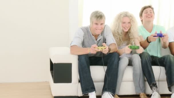 Adolescentes jugando videojuegos en casa — Vídeos de Stock