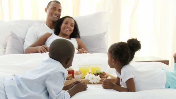 Afro-Amerikaanse familie ontbijten in de slaapkamer — Stockvideo