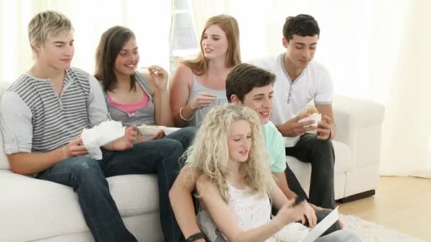 Gençler evde televizyon izlerken — Stok video