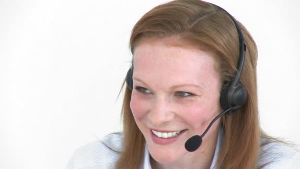 Empresaria con auriculares para trabajar en un call center — Vídeos de Stock