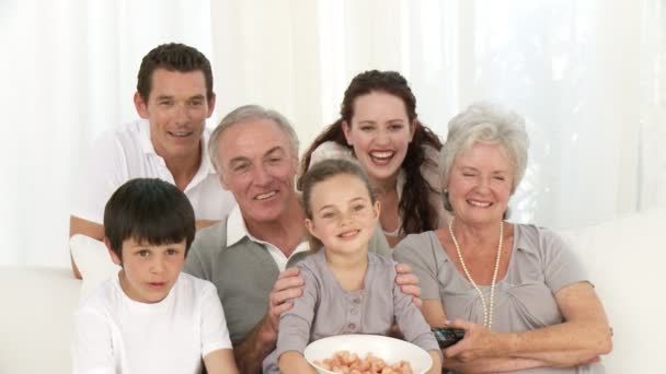 Οικογενειακή τρώγοντας τσιπς και βλέποντας τηλεόραση — Αρχείο Βίντεο