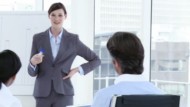 Mulher de negócios falando na frente de sua equipe — Vídeo de Stock