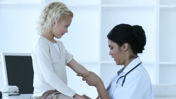 Nurse giving a little girl an injection — Stock Video