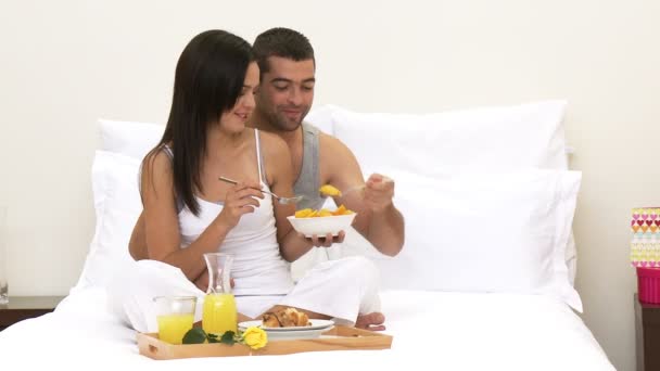 Couple ayant un petit déjeuner nutritif au lit — Video