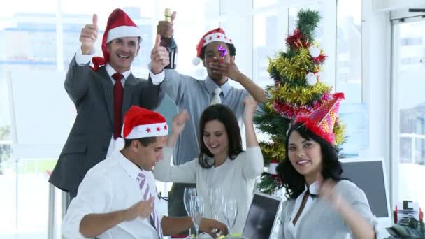 Business team festeggia il Natale in ufficio — Video Stock