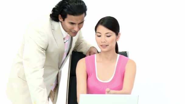 Obchodní tým mluvit kolem laptop — Stock video
