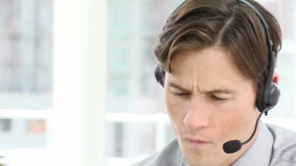 Aantrekkelijke zakenman met hoofdtelefoon op — Stockvideo