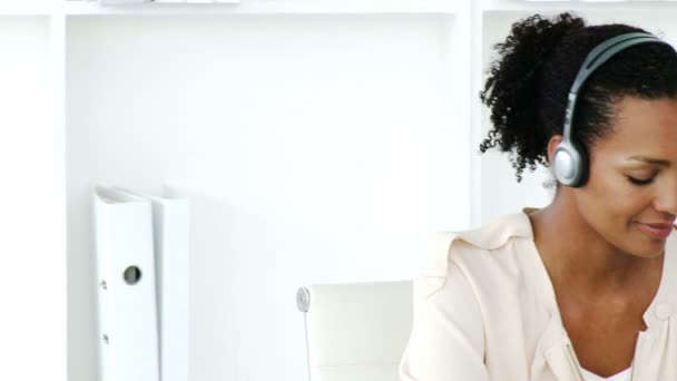 Afro-Amerikaanse vrouw die werkt in een callcenter — Stockvideo
