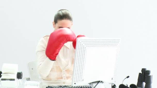 Säker affärskvinna bär boxningshandskar — Stockvideo