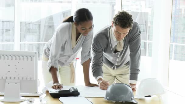 Jeunes architectes étudiant les plans — Video