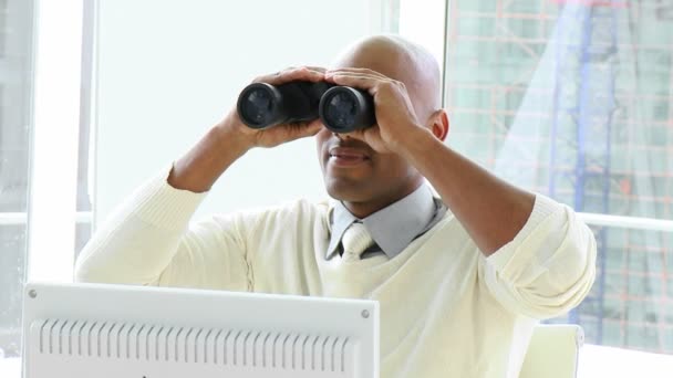 Afro-American businessman looking through binoculars — Stock Video