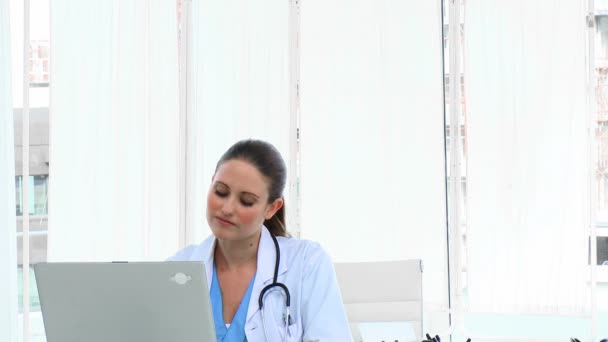 Mladý ženský lékař na telefonu — Stock video