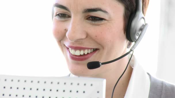 Aantrekkelijke zakenvrouw werken in een callcenter — Stockvideo