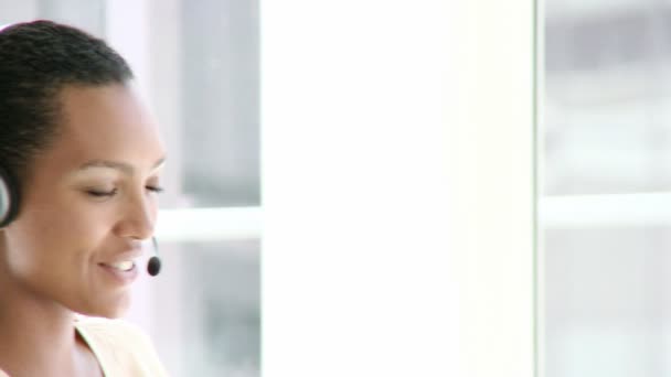 Selbstbewusste Geschäftsfrau mit Kopfhörer — Stockvideo