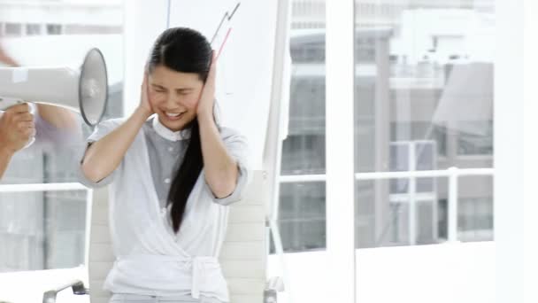 Homem de negócios irritado gritando através de um megafone — Vídeo de Stock