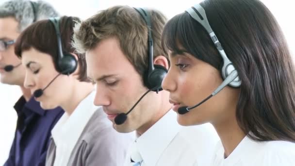 Equipe de negócios multi-étnica trabalhando em um call-center — Vídeo de Stock