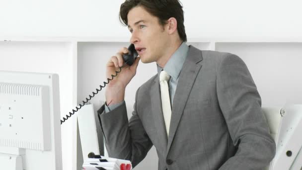 Mladý samec výkonný mluví na telefonu — Stock video