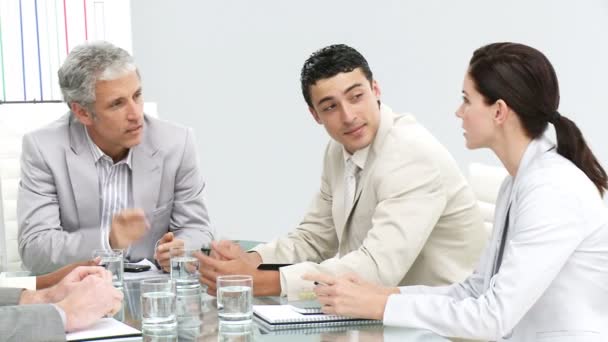 Equipo de negocios competitivo hablando durante una lluvia de ideas — Vídeos de Stock