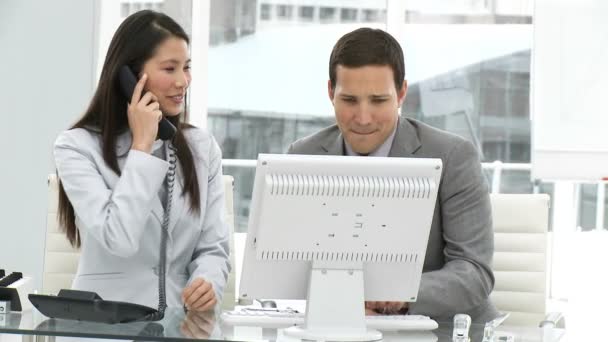 Asiática mulher de negócios com seu colega no telefone — Vídeo de Stock