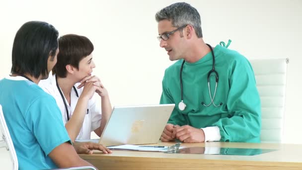 Equipo médico ambicioso teniendo una lluvia de ideas — Vídeos de Stock