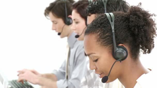 Business team som arbetar i ett callcenter — Stockvideo