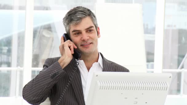 Улыбающийся бизнесмен звонит по телефону — стоковое видео
