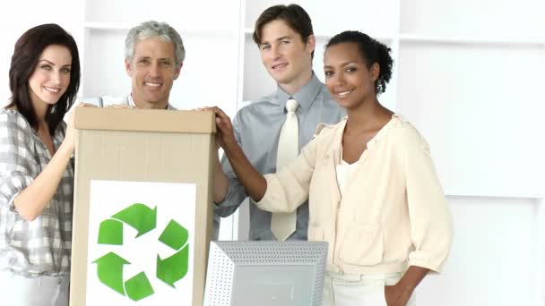 Sorrindo a reciclagem da equipe de negócios — Vídeo de Stock