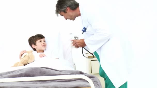 Attentive doctor playing with a little boy — Stock Video