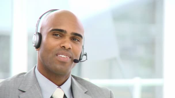 Charmant homme d'affaires avec casque — Video