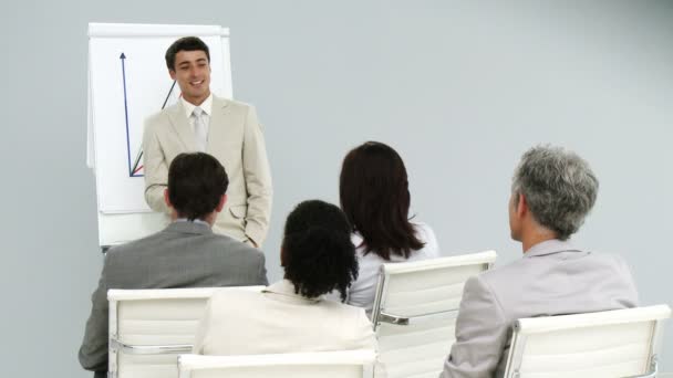 Joven gerente dando una presentación — Vídeos de Stock