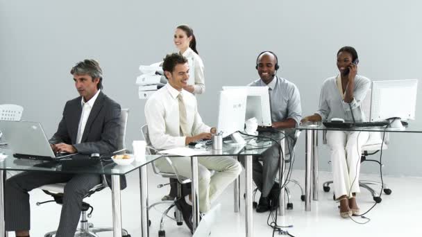Apresentação de uma equipa empresarial multicultural no local de trabalho — Vídeo de Stock