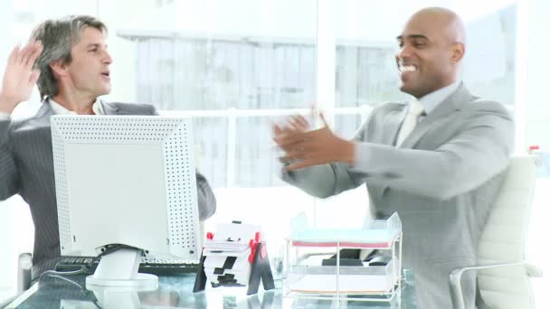 Dos hombres de negocios felices trabajando en una computadora — Vídeos de Stock