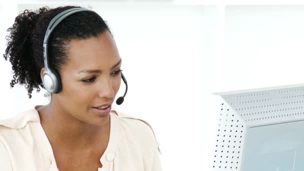 Etnische zakenvrouw werken in een callcenter — Stockvideo