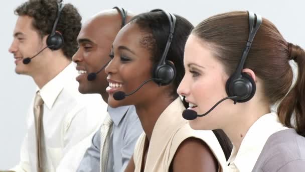 Gruppo di lavoro che mostra la diversità etnica in un call center — Video Stock