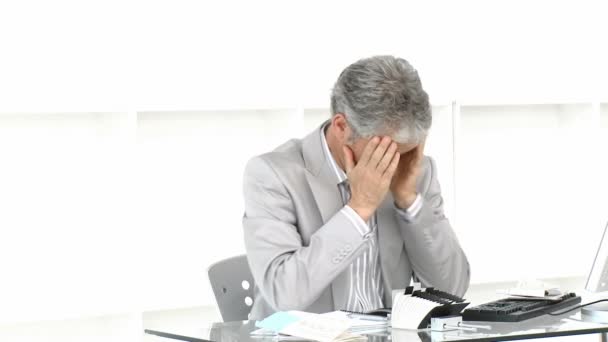 Homme d'affaires ennuyeux au travail — Video