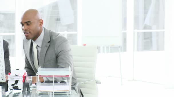 Dos hombres de negocios carismáticos celebrando un éxito — Vídeos de Stock