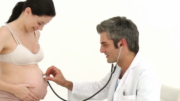 Gynekologen undersöker en gravid kvinna — Stockvideo