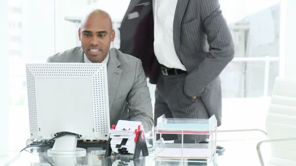 Dos hombres de negocios enojados en el teléfono trabajando en una computadora — Vídeos de Stock